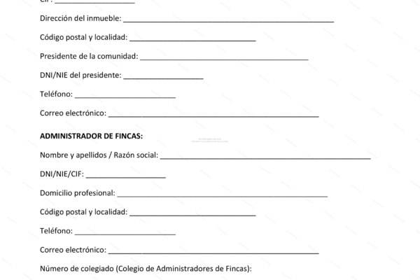 Equipo de administración de fincas revisando propiedades y documentos de gestión.