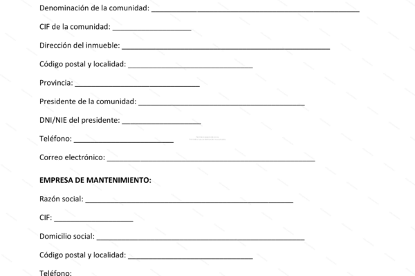 Trabajadores realizan mantenimiento en zonas comunes de una comunidad de propietarios.
