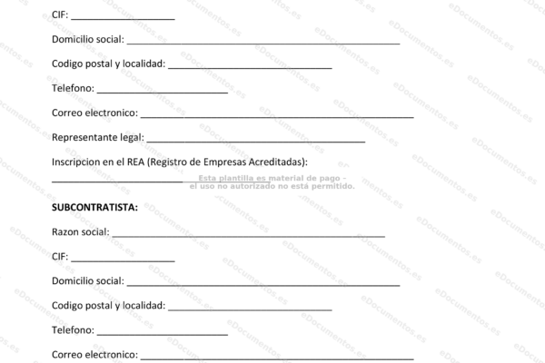 Trabajadores en una obra de construcción coordinando subcontratas.