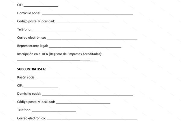Trabajadores en una obra de construcción coordinando subcontratas.